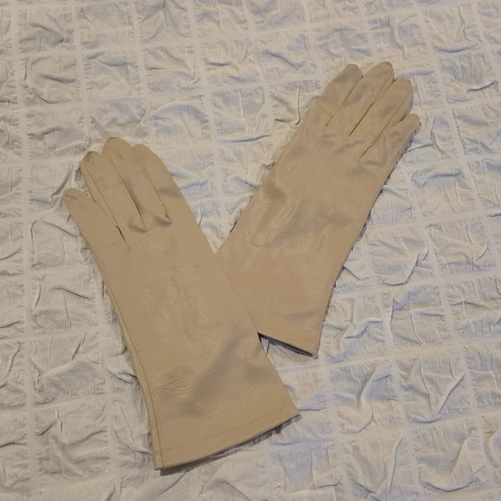 🤎 Vintage Van Raalte Tan Gloves – Size 7.5, Med-Large – Made in USA